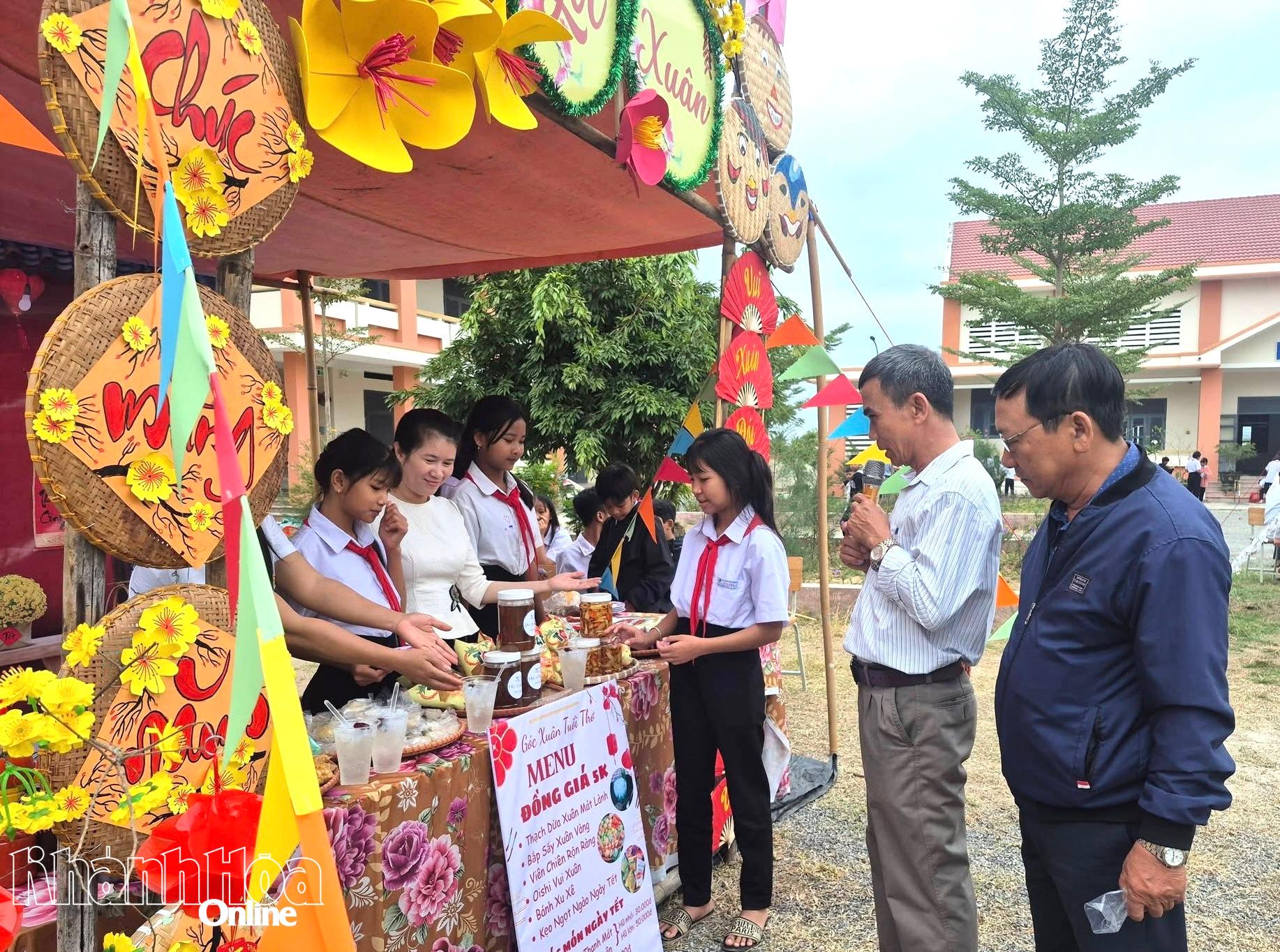 Một gian hang tại hội chợ.