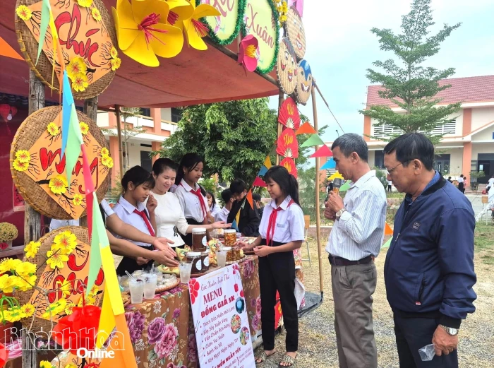 Trường Phổ thông Dân tộc nội trú THCS thị xã Ninh Hòa tổ chức Hội chợ “Mừng Đảng, Mừng Xuân”