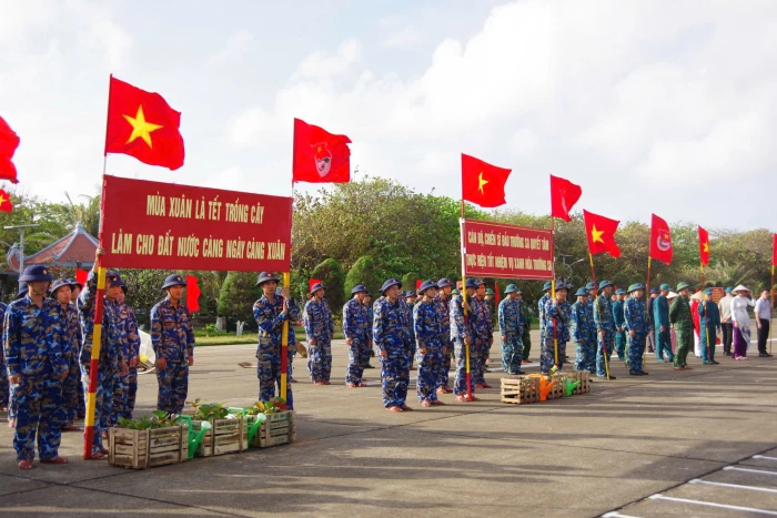 Cán bộ, chiến sĩ và Nhân dân đặc khu Trường Sa hưởng ứng Tết trồng cây