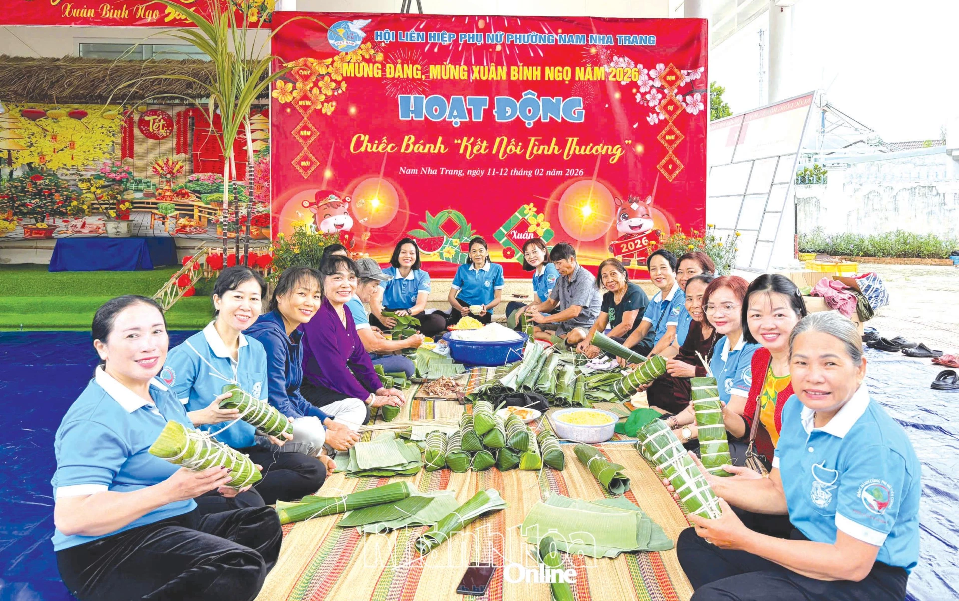 Phụ nữ phường Nam Nha Trang gói bánh tét tặng những hoàn cảnh khó khăn.