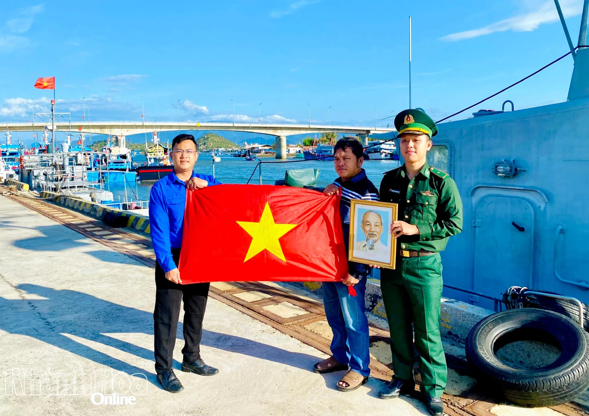 Đoàn phường Ninh Chử và Đồn Biên phòng Đông Hải tặng cờ Tổ quốc và chân dung Chủ tịch Hồ Chí Minh cho ngư dân.