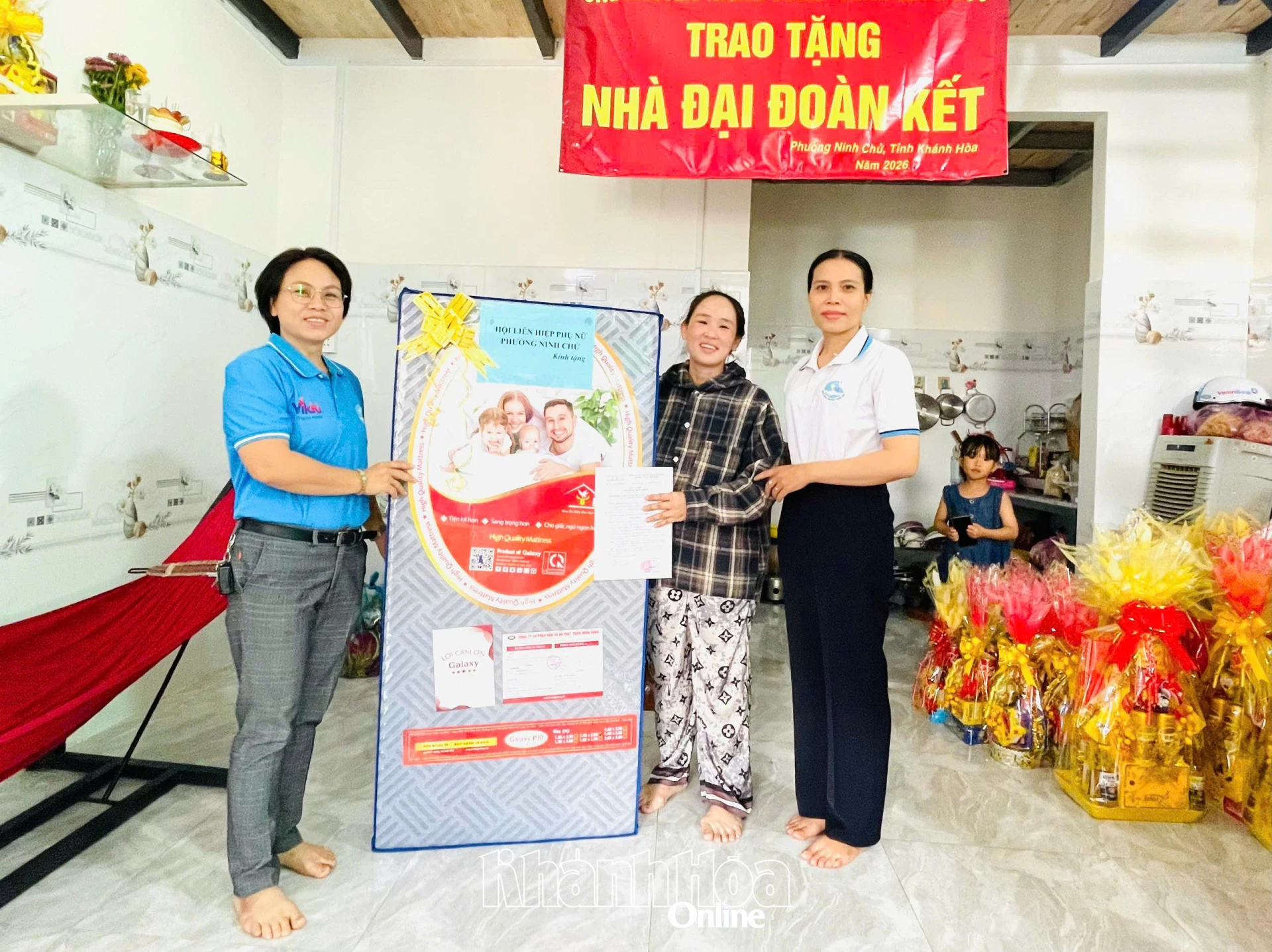 Hội Liên hiệp phụ nữ phường Ninh Chử trao tặng tấm nệm cho hộ bà Lê Thị Như.