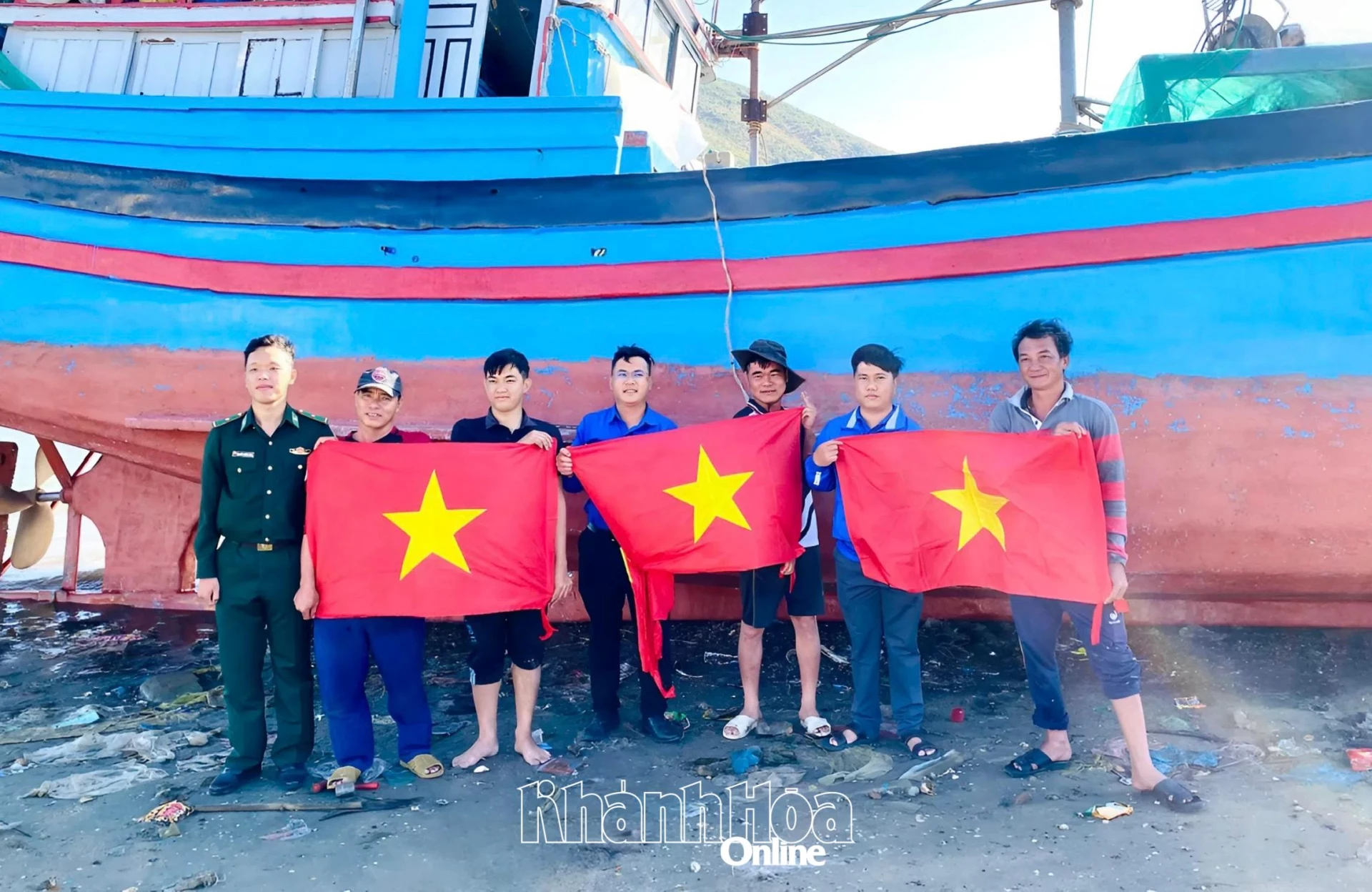 Đoàn phường Ninh Chử và Đồn Biên phòng Đông Hải tặng cờ Tổ quốc cho các ngư dân.