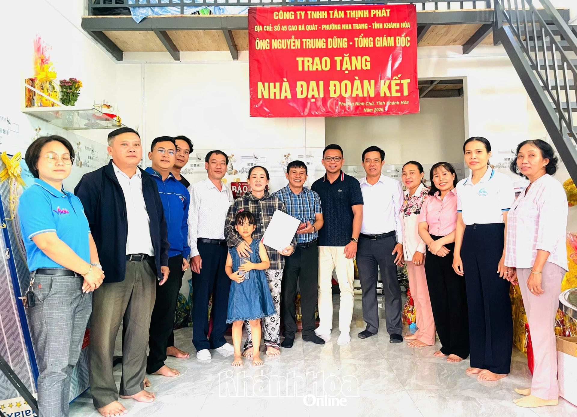 Lãnh đạo Ủy ban MTTQ Việt Nam phường Ninh Chử trao quyết định tặng nhà Đại đoàn kết cho hộ bà Lê Thị Như.