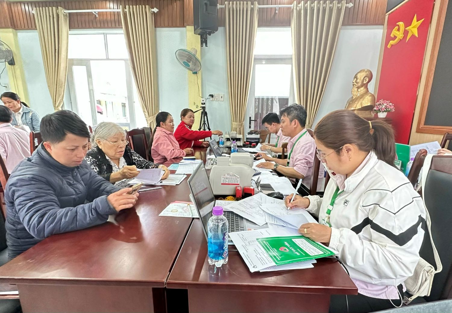 Ngân hàng Chính sách xã hội chi nhánh Khánh Sơn giải ngân tại điểm giao dịch số 1 (thôn Hạp Cường, xã Khánh Sơn).