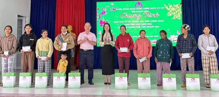 Tặng 100 suất quà Tết cho hộ nghèo, gia đình chính sách tại xã Đông Khánh Sơn