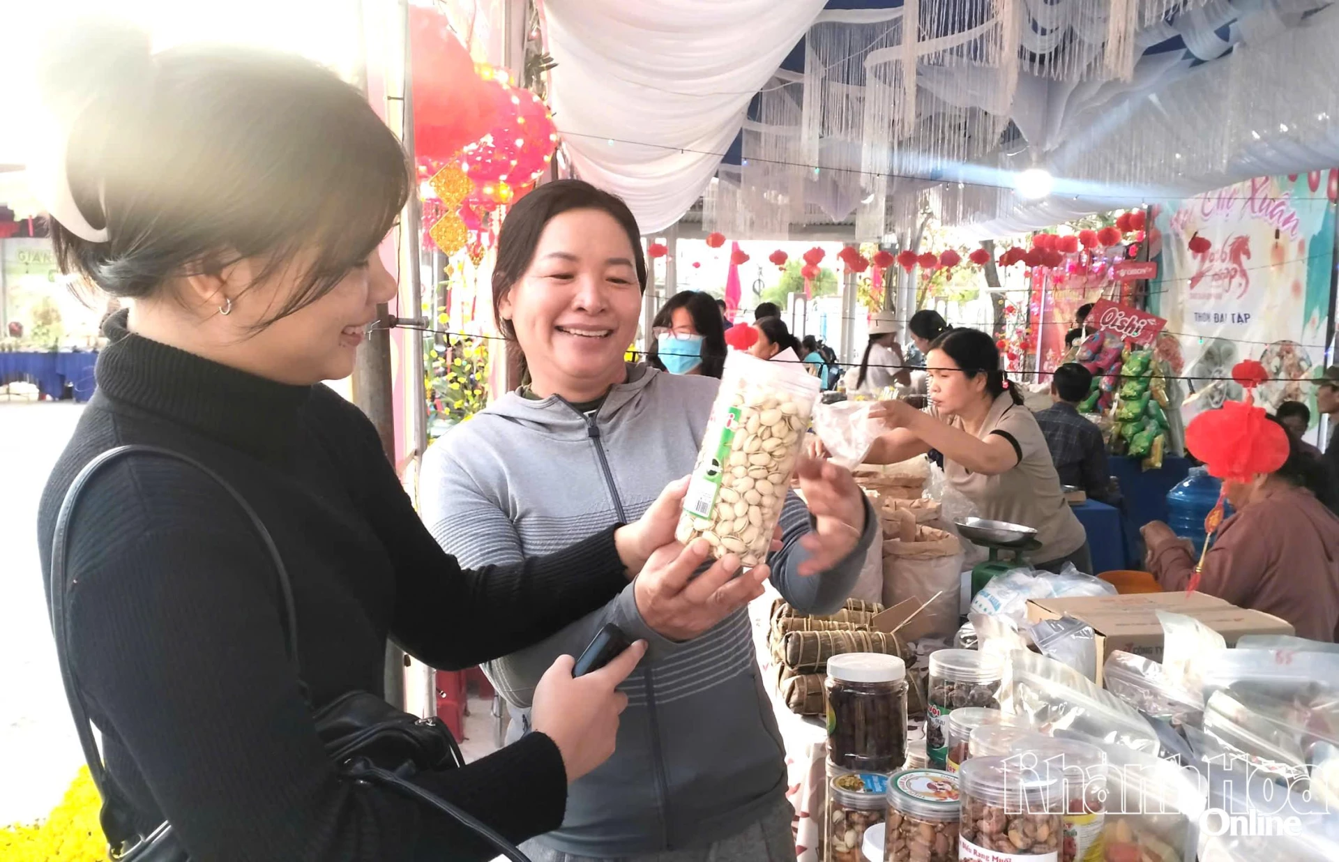 Người dân rất thích thu mua hàng tại hội chợ