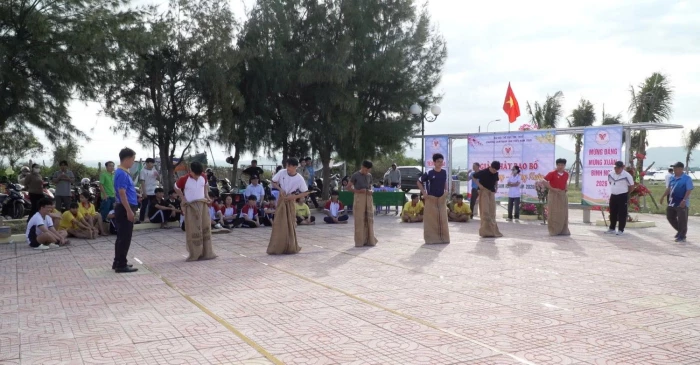 Gần 100 vận động viên tham gia Giải nhảy bao bố mừng Đảng, mừng xuân phường Cam Ranh