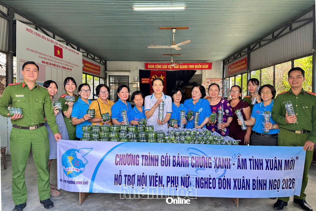 Hội Liên hiệp Phụ nữ phường Ninh Chử thực hiện chương trình “Gói bánh chưng xanh - Ấm tình xuân mới”.