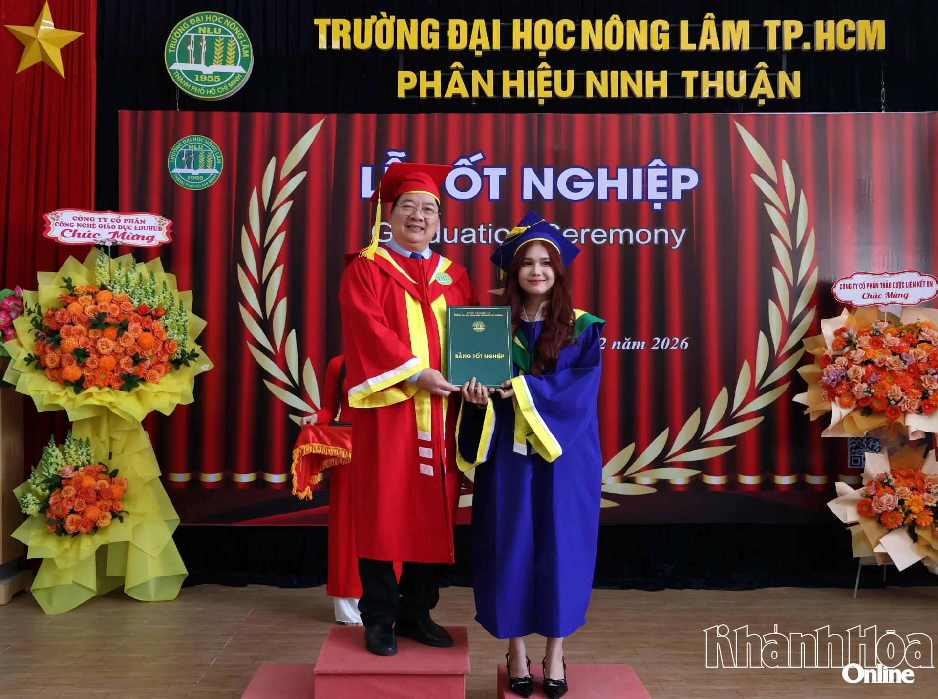 lãnh đạo Phân hiệu Trường Đại học Nông Lâm TP. Hồ Chí Minh tại Ninh Thuận trao bằng tốt nghiệp cho sinh viên