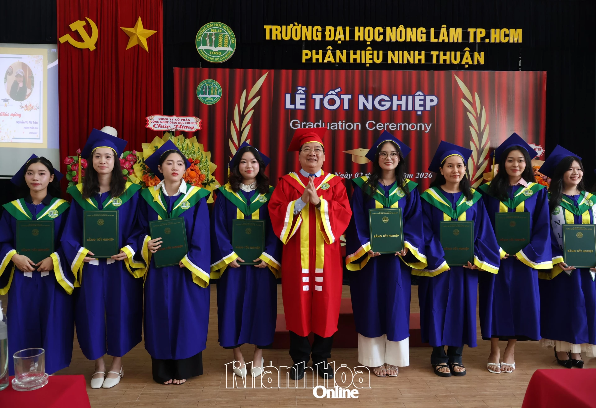 Lãnh đạo Phân hiệu Trường Đại học Nông Lâm TP. Hồ Chí Minh tại Ninh Thuận đã trao giấy khen và các sinh viên chụp hình lưu niệm.