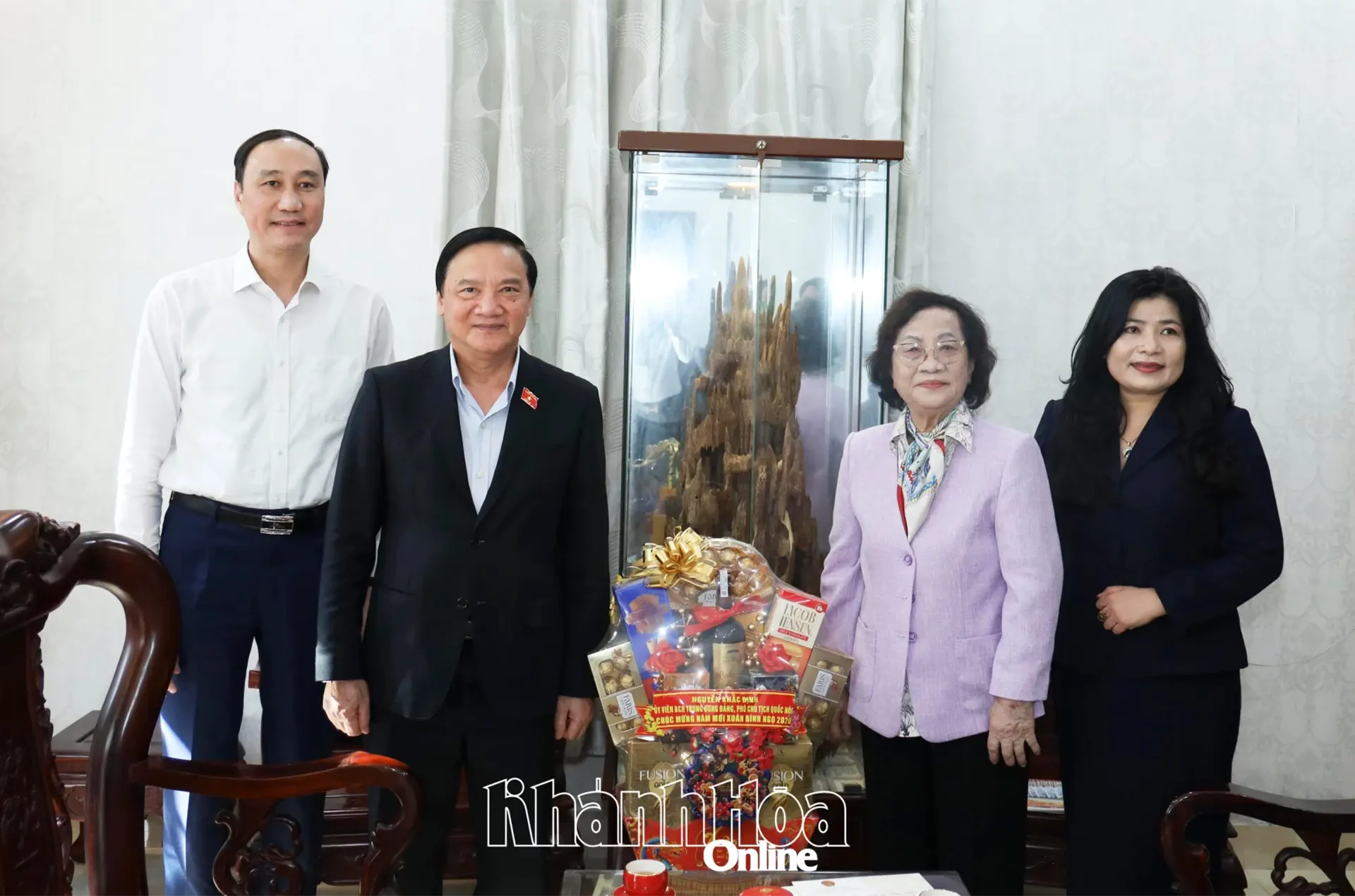 Phó Chủ tịch Quốc hội Nguyễn Khắc Định thăm, tặng quà Tết cho người có công, lão thành cách mạng tại Khánh Hòa