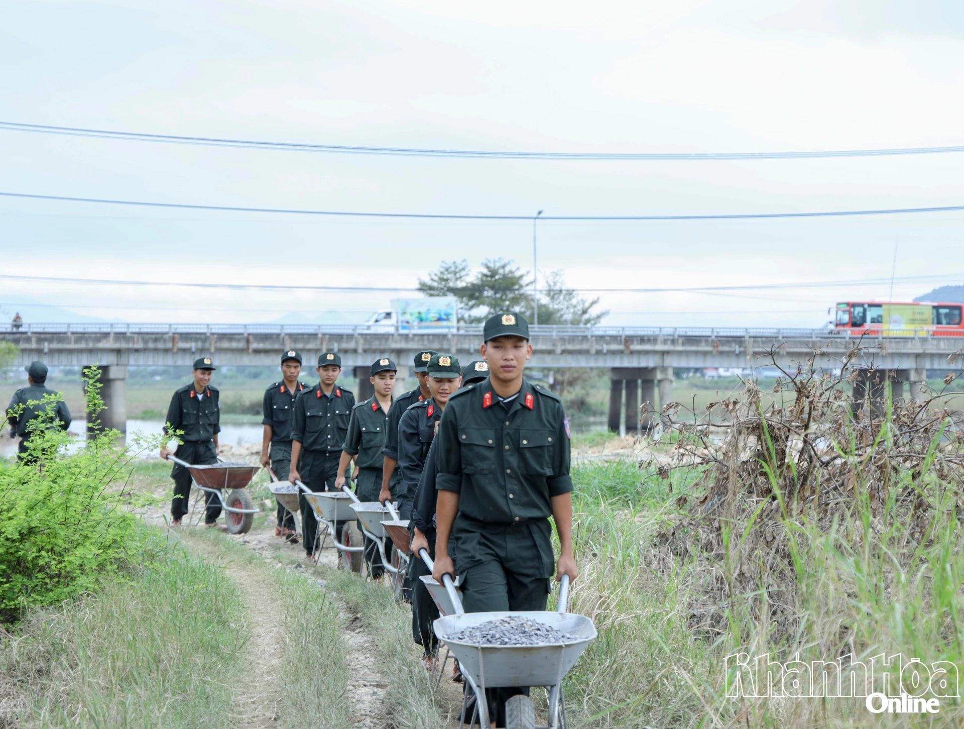 Lực lượng cảnh sát cơ động
tham gia vận chuyển
vật liệu xây dựng nhà
cho người dân xã Diên Lạc.