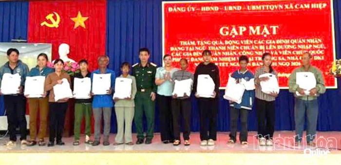 Xã Cam Hiệp gặp mặt gia đình quân nhân tại ngũ và trao quyết định công dân nhập ngũ năm 2026