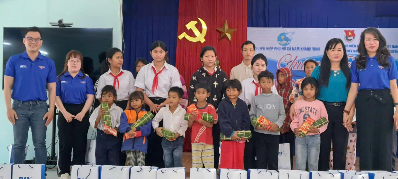 Trao tặng các suất quà cho trẻ em mồ côi.