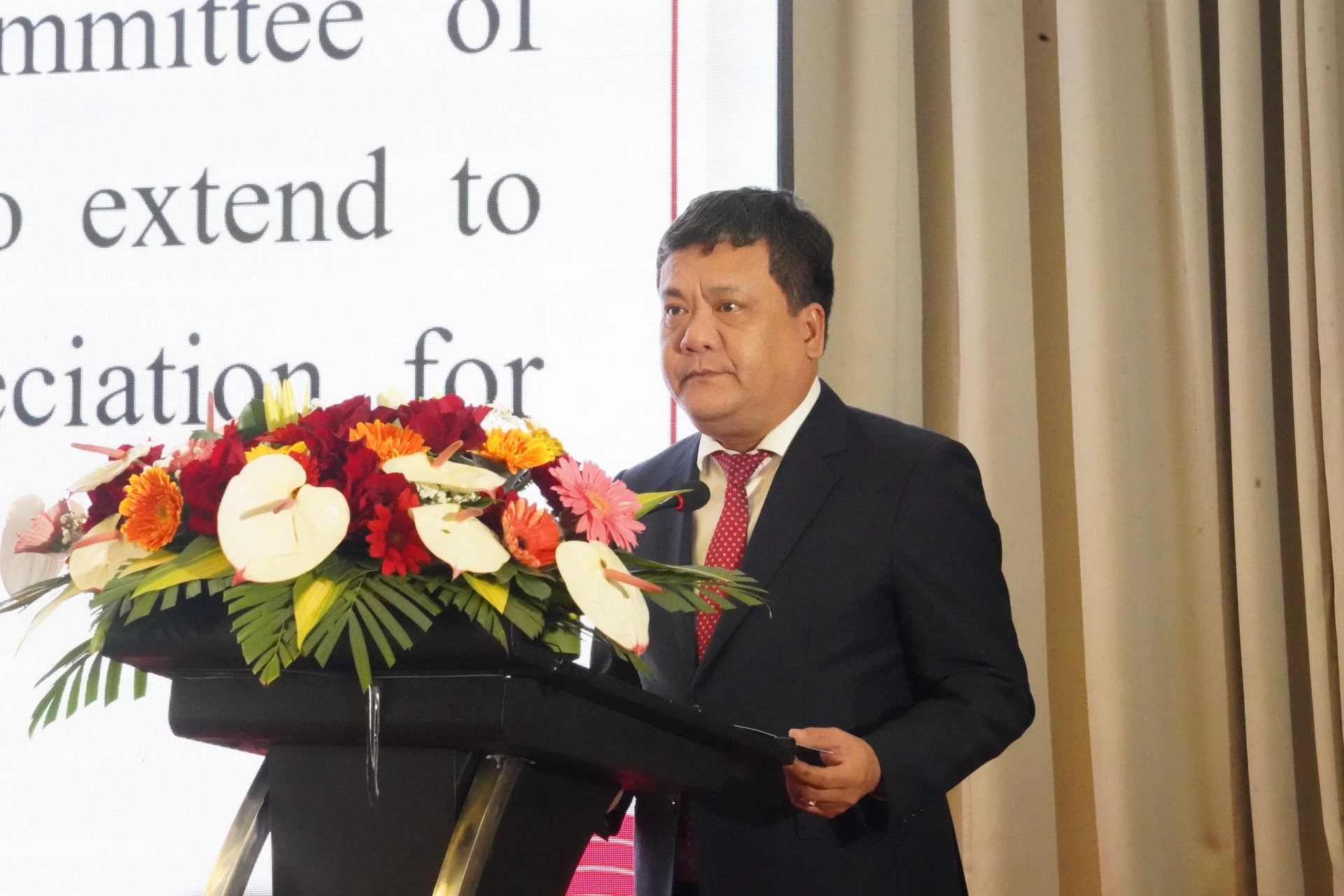 Đồng chí Trần Phong – Chủ tịch UBND tỉnh phát biểu tại buổi gặp mặt.