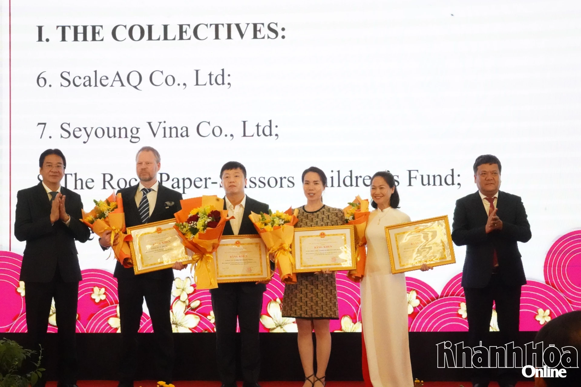 Đồng chí Trần Phong trao Bằng khen cho các tập thể, cá nhân người nước ngoài và kiều bào có thành tích xuất sắc trong việc đóng góp cho sự phát triển kinh tế - xã hội của tỉnh Khánh Hòa trong năm 2025