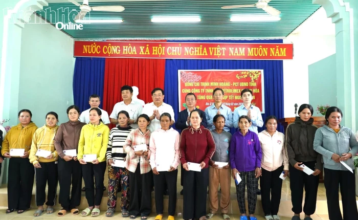 Phó Chủ tịch UBND tỉnh Khánh Hòa Trịnh Minh Hoàng trao quà Tết cho người dân 2 xã Bác Ái Đông và Bác Ái Tây