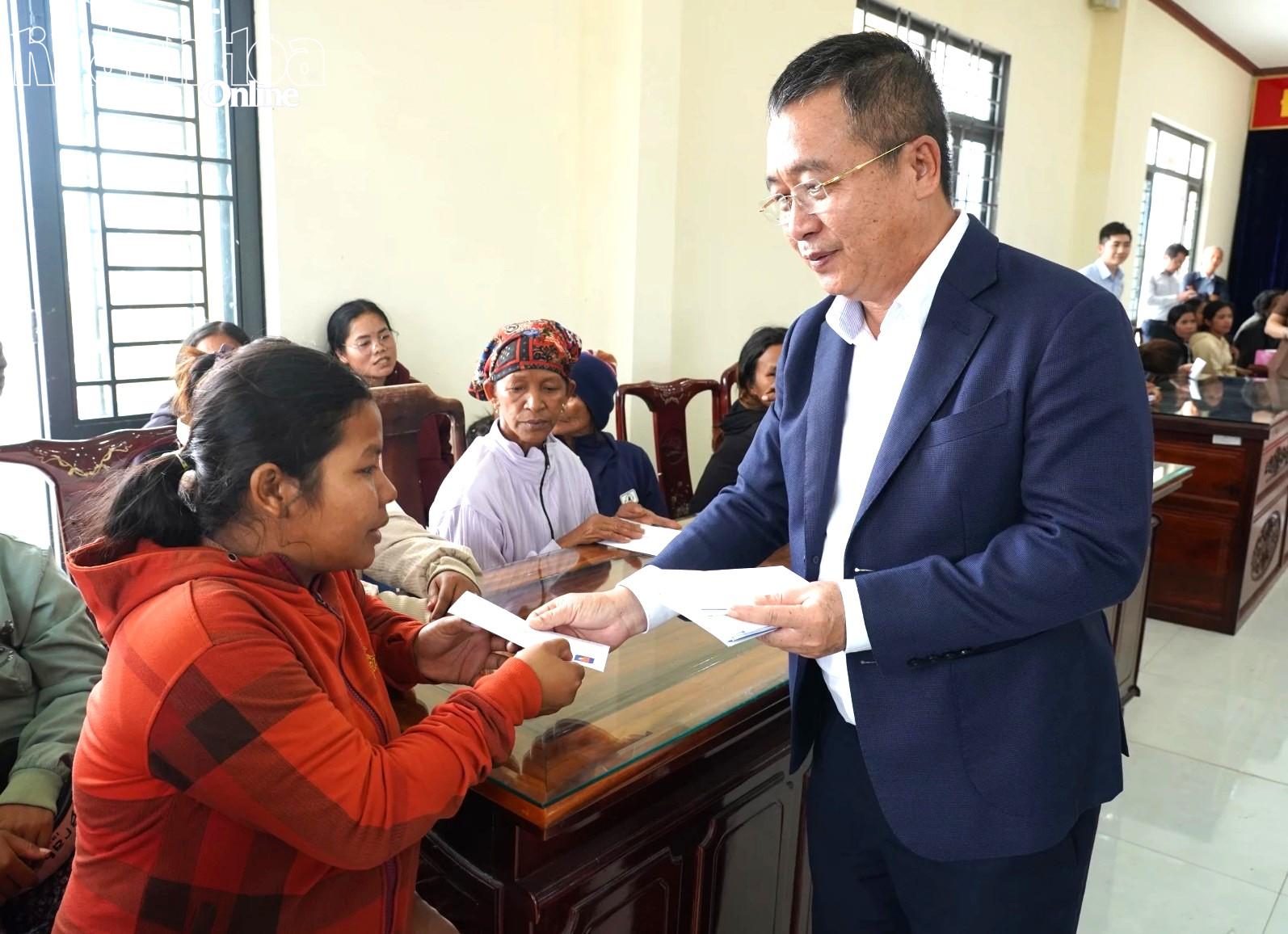 Ông Dương Đình Long - Chủ tịch kiêm Giám đốc Công ty TNHH MTV Petrolimex Khánh Hòa trao quà cho người dân xã Bác Ái Tây.