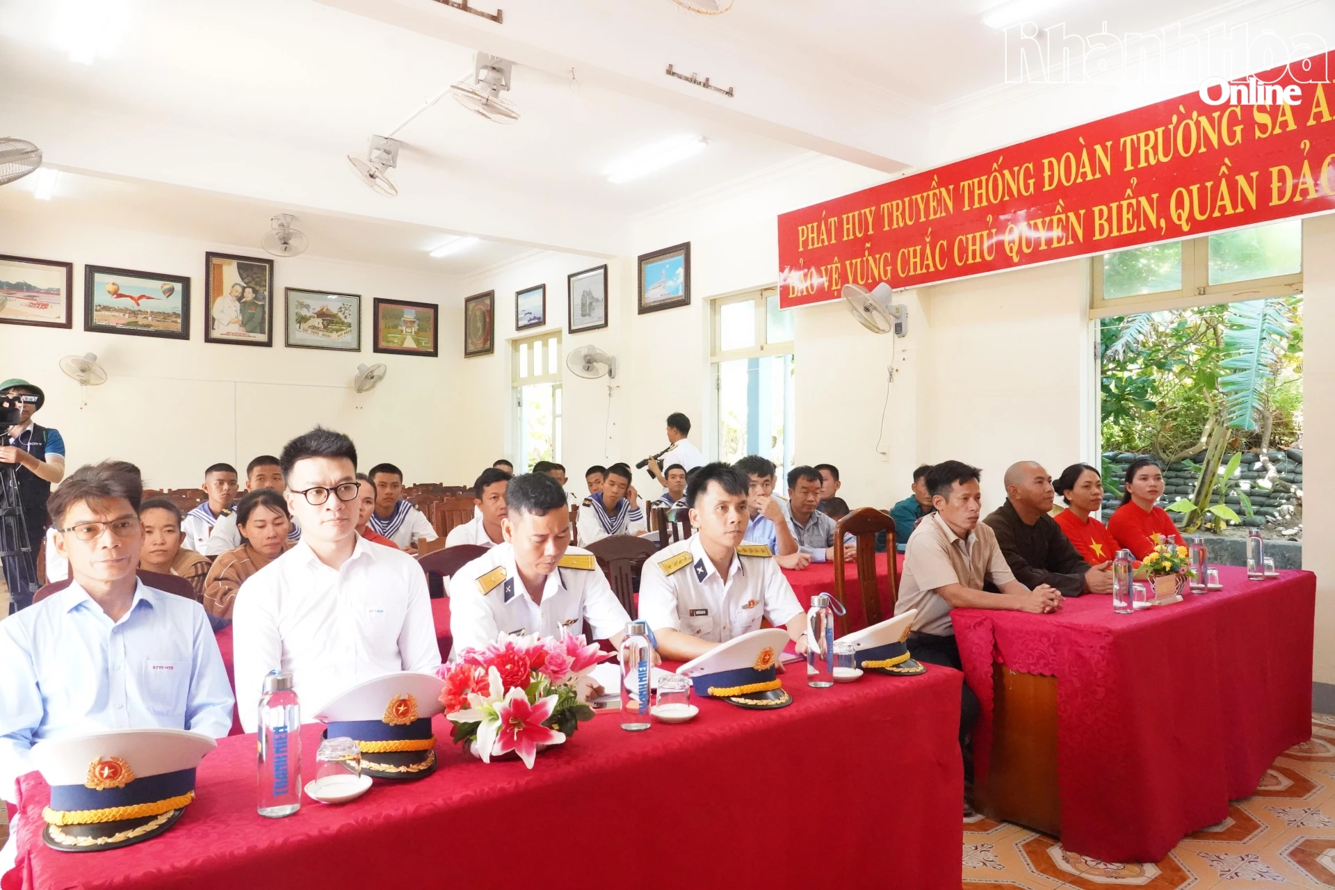 Cán bộ, chiến sĩ và Nhân dân trên Đảo Song Tử Tây nghe phổ biến các nội dung trọng tâm của Luật Bầu cử đại biểu Quốc hội và đại biểu Hội đồng nhân dân các cấp