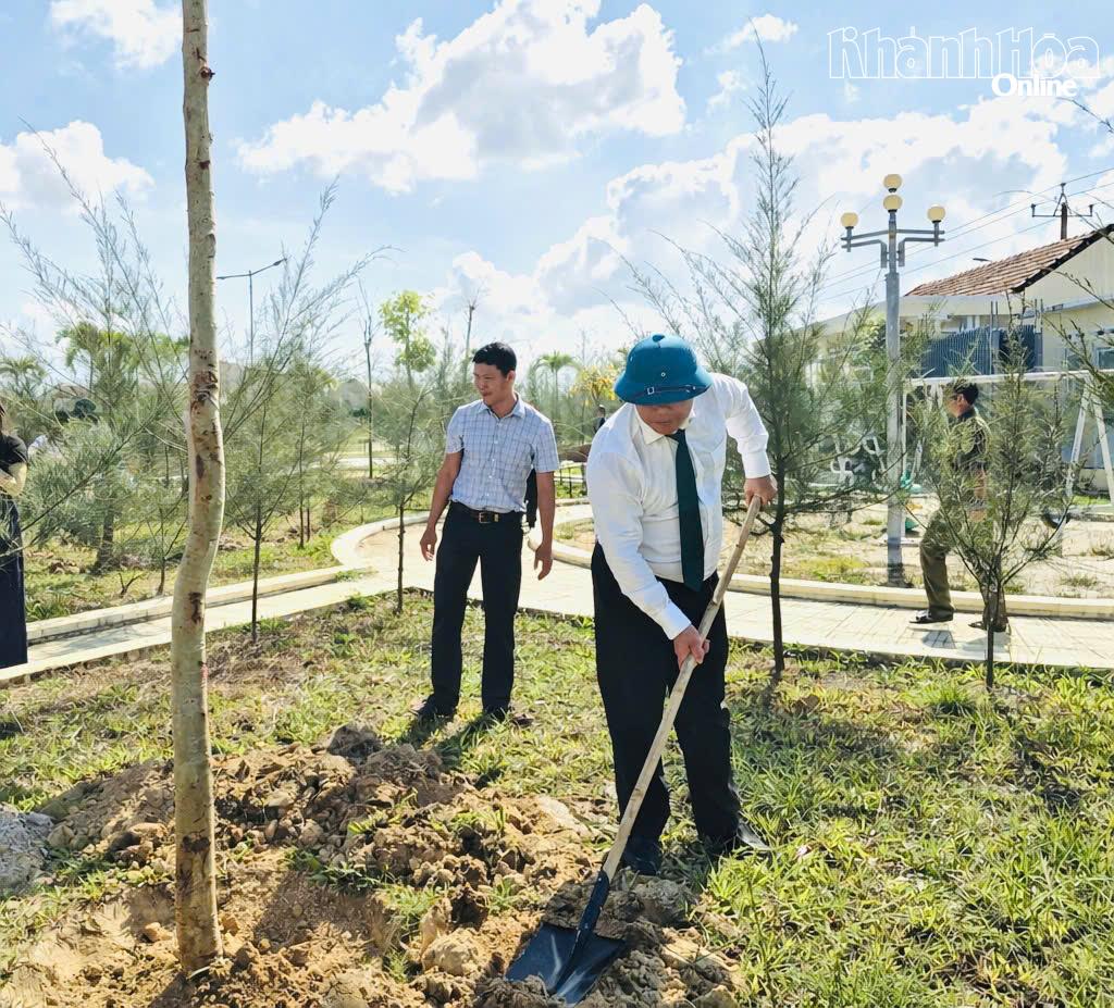 Ông Bùi Thế An - Bí thư Đảng ủy, Chủ tịch HĐND xã Tây Ninh Hòa trồng cây