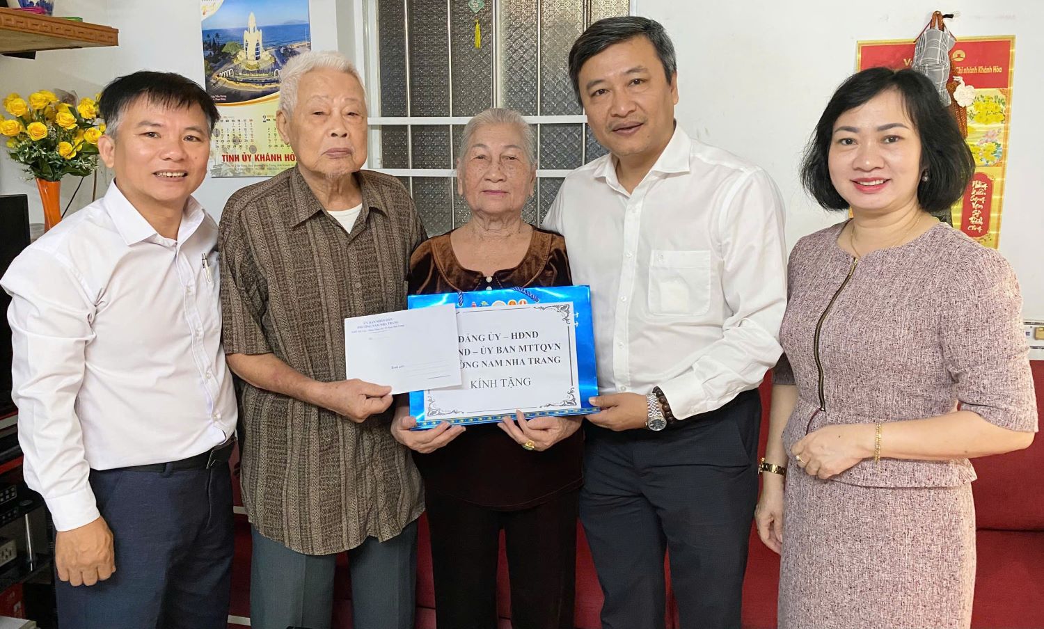 Ông Trần Nam Bình - Bí thư Đảng ủy, Chủ tịch HĐND phường thăm, tặng quà Tết gia đình ông Phạm Ngọc Ái (Người thờ cúng 3 liệt sĩ) ở Tổ dân phố Phước Bình. 