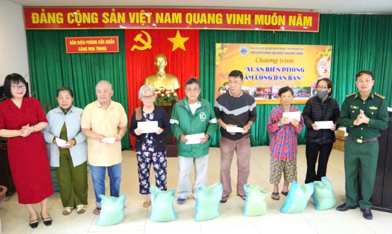 Lãnh đạo phường Nam Nha Trang và Đồn Biên phòng Cửa khẩu cảng Nha Trang trao quà cho các hộ dân.