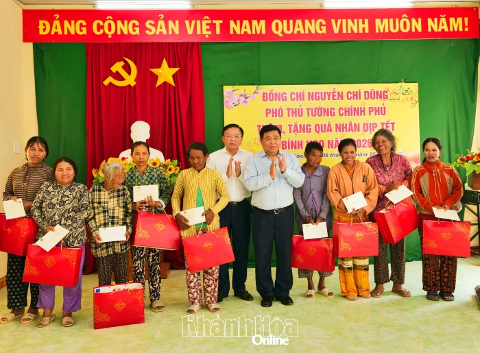 Phó Thủ tướng Chính phủ Nguyễn Chí Dũng thăm, tặng quà Tết tại Khánh Hòa