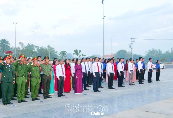 Phường Ninh Hòa trang trọng tổ chức Lễ chào cờ đầu xuân, viếng Nhà tưởng niệm Bác Hồ