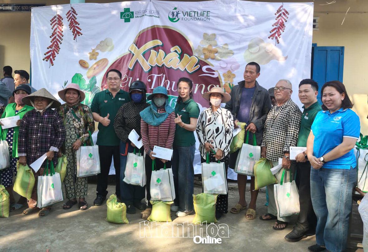 Ban tổ chức trao quà Tết cho các hộ gia đình.