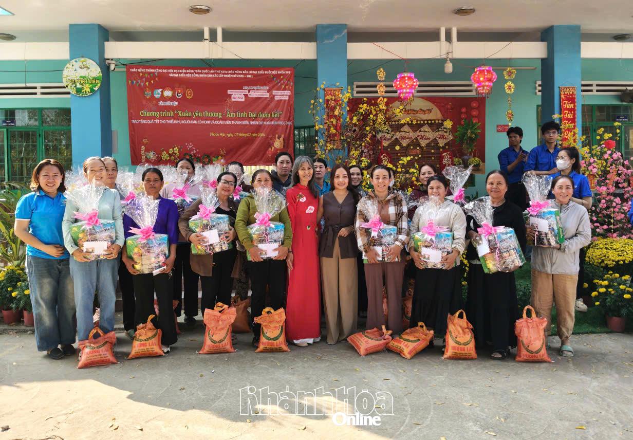 Ban tổ chức trao quà Tết cho các hộ gia đình.