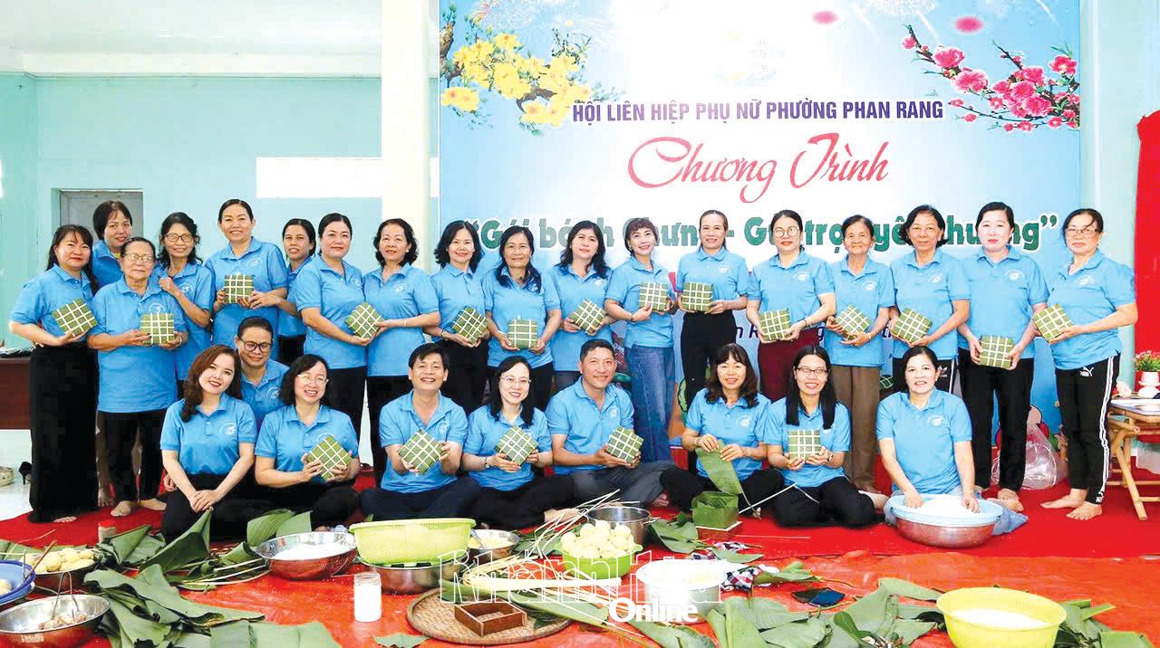 Lãnh đạo phường Phan Rang và cán bộ, hội viên phụ nữ phường gói bánh tặng những hoàn cảnh khó khăn.