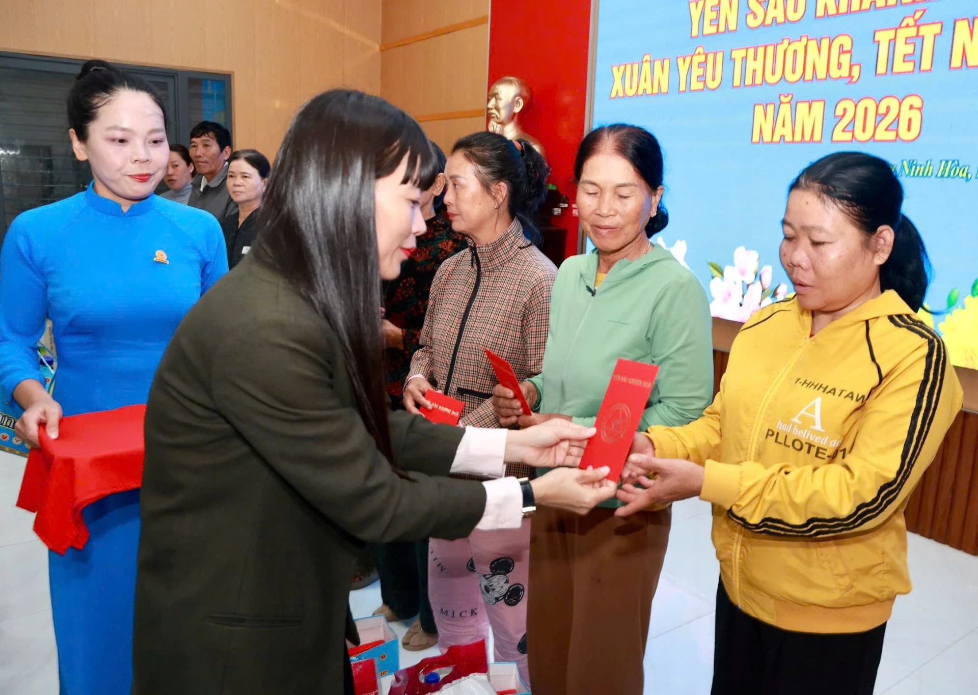 Bà Trịnh Thị Hồng Vân trao quà Tết cho người dân phường Đông Ninh Hòa.