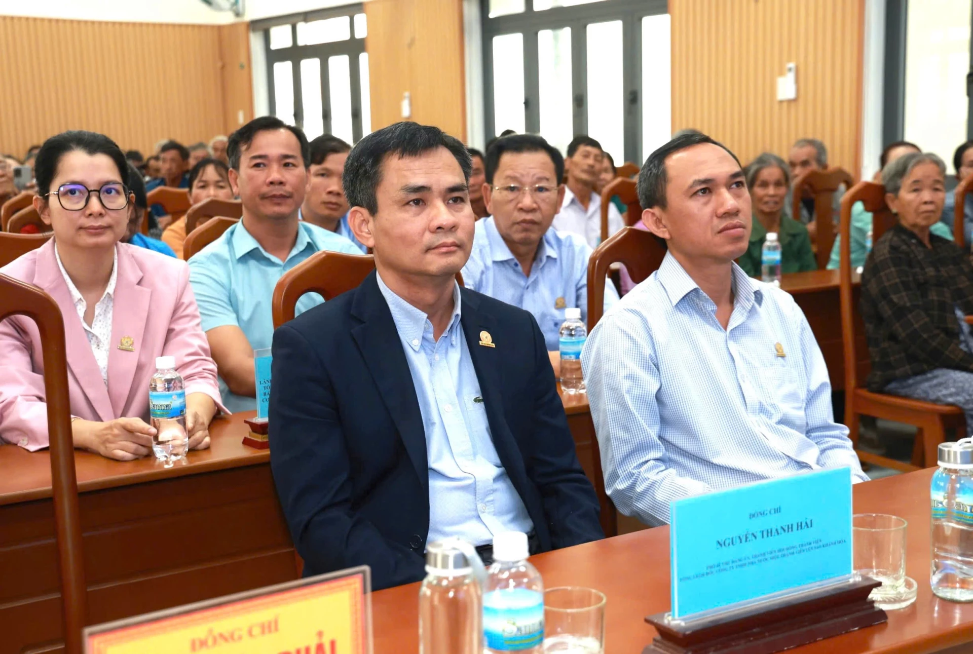 Ông Nguyễn Thanh Hải - Tổng Giám đốc Công ty Yến sào Khánh Hòa dự chương trình tại xã Hòa Trí.