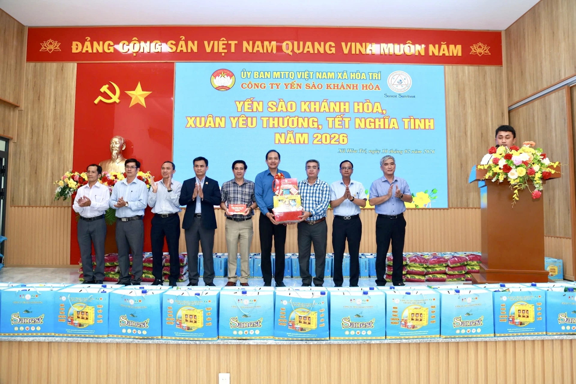 Lãnh đạo công ty tặng quà cho xã Hòa Trí.