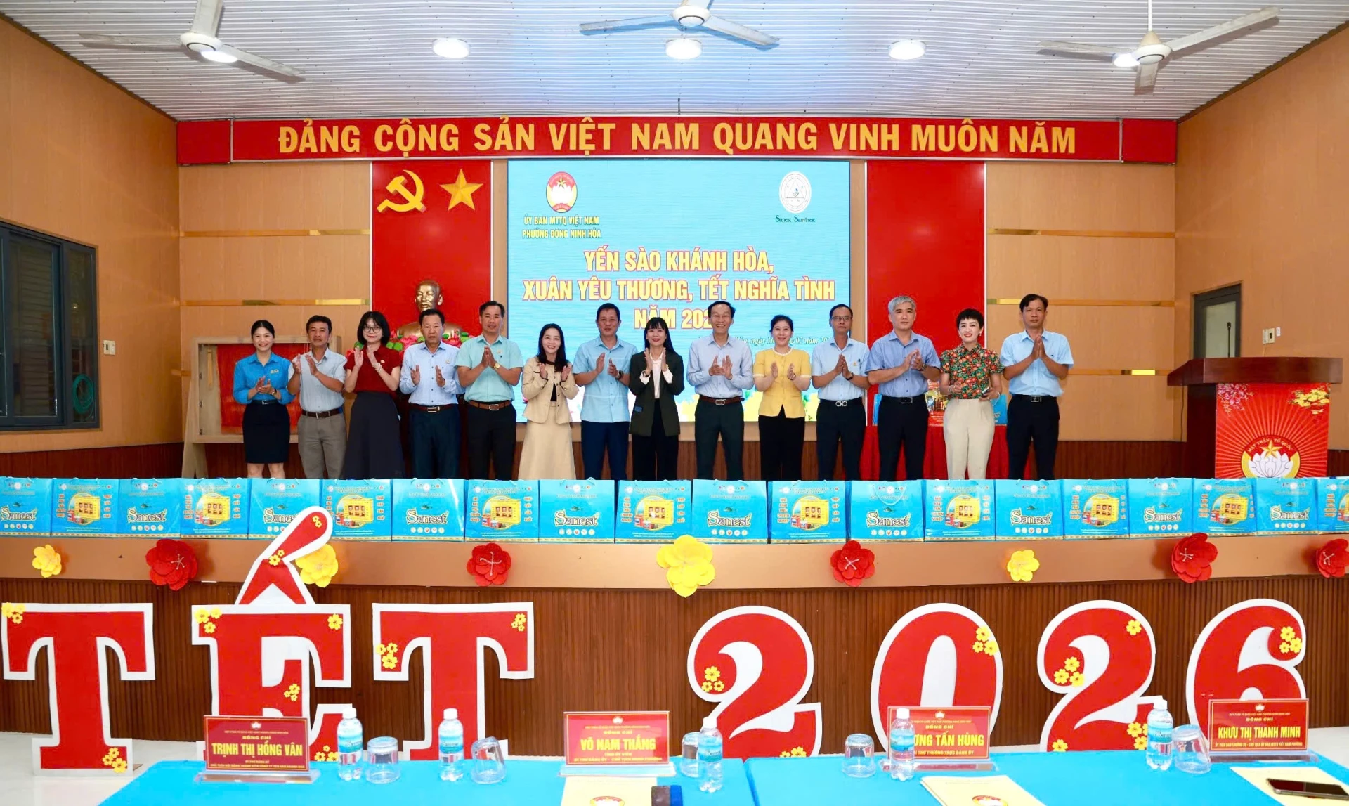 Lãnh đạo công ty và địa phương trao quà cho các hộ dân ở phường Đông Ninh Hòa.