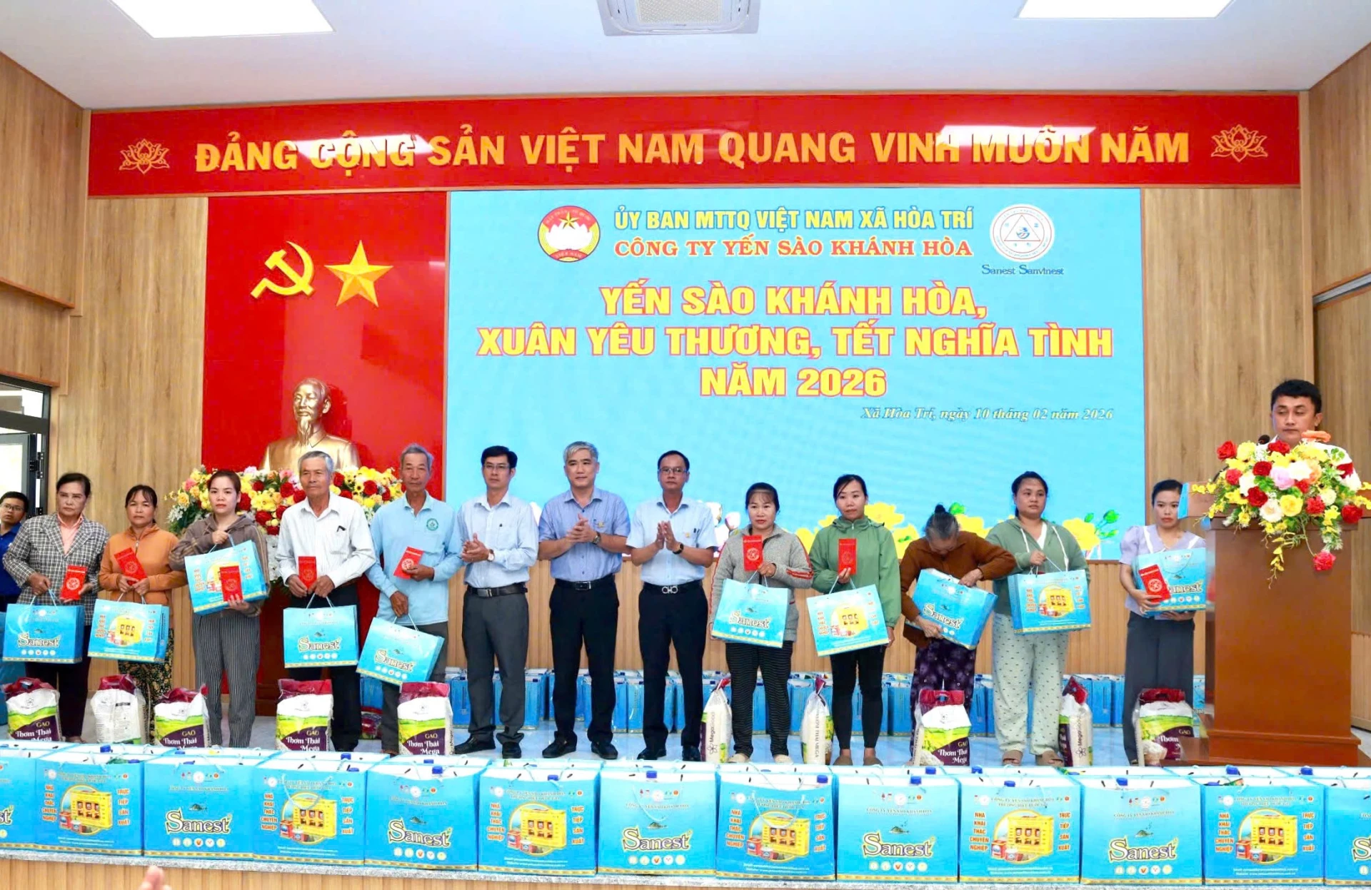 Lãnh đạo Công ty Yến sào Khánh Hòa và địa phương trao quà cho người dân xã Hòa Trí.