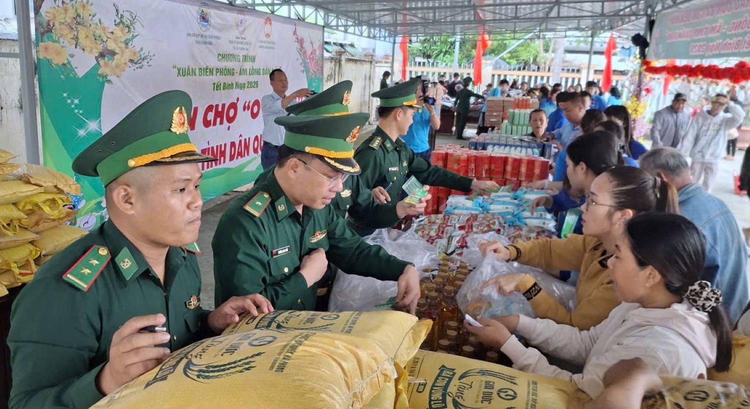 Người dân phường Đông Ninh Hòa mua sắm tại chương trình Phiên chợ 0 đồng - Ấm tình quân dân.