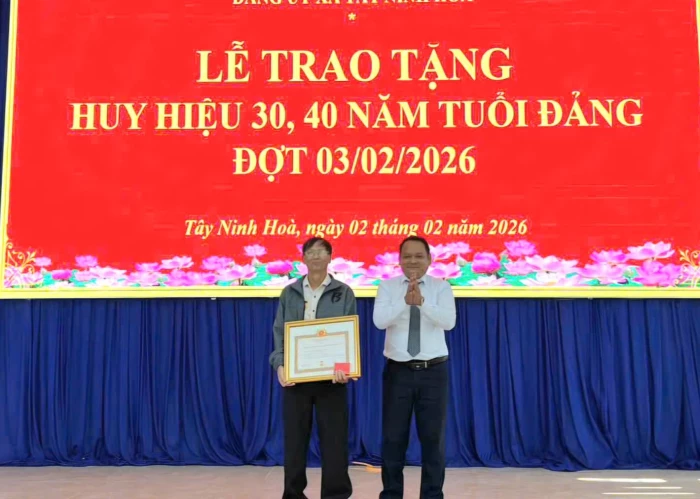 Đảng ủy xã Tây Ninh Hòa trao Huy hiệu Đảng đợt 3-2 cho 2 đảng viên