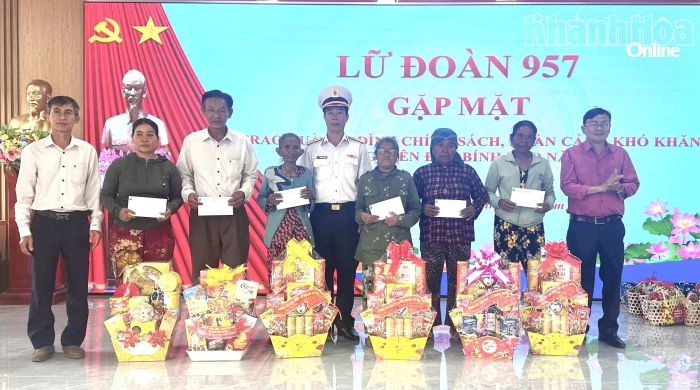 Lữ đoàn 957 thăm, tặng quà gia đình chính sách, hộ khó khăn xã Nam Cam Ranh