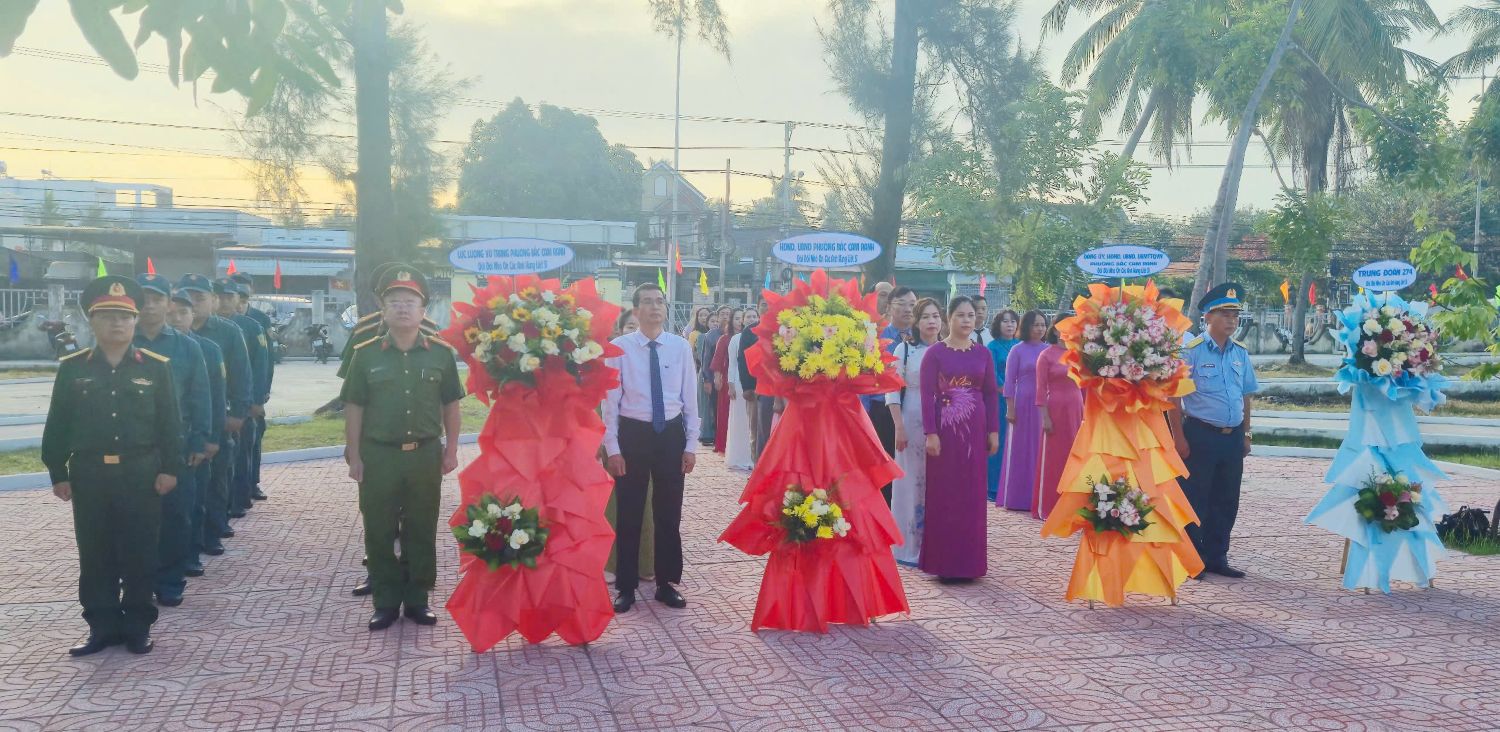 Quang cảnh lễ dâng hương, dâng hoa tại Đài tưởng niệm liệt sĩ (Tổ dân phố Hòa Do 6A).