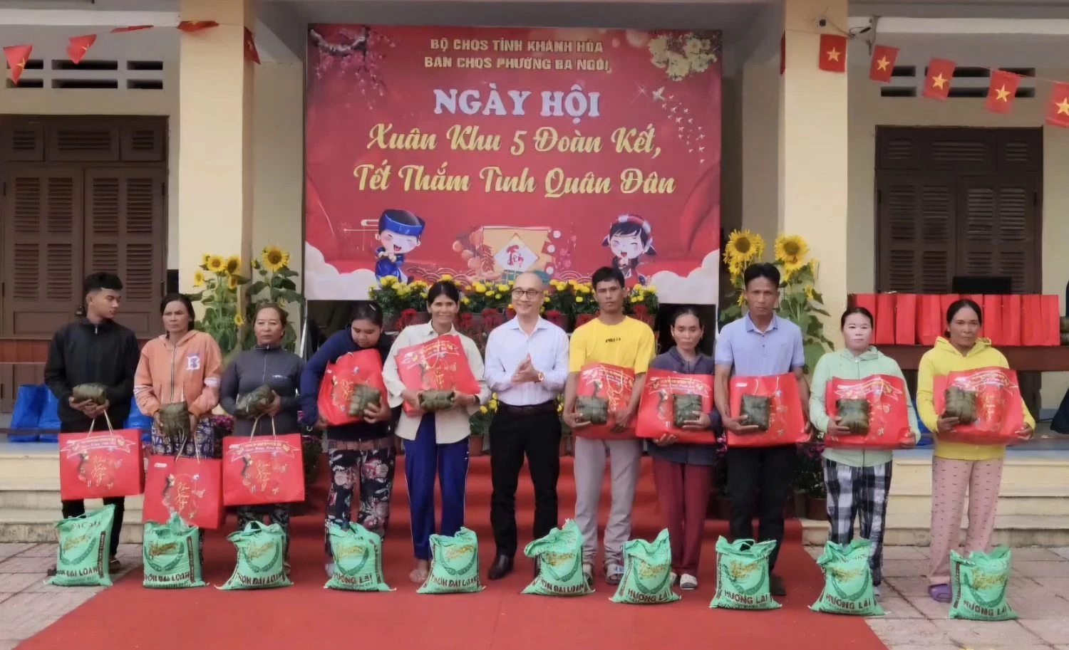 Lãnh đạo phường Ba Ngòi trao quà cho các hộ dân có hoàn cảnh khó khăn.