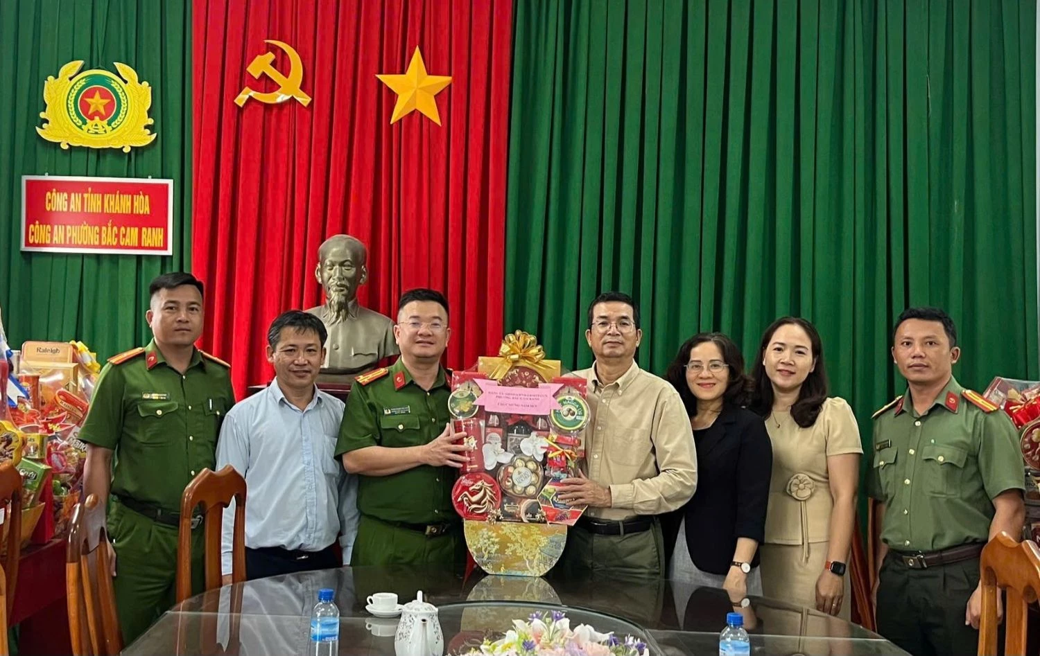 Lãnh đạo phường Bắc Cam Ranh thăm, tặng quà tại Công an phường.