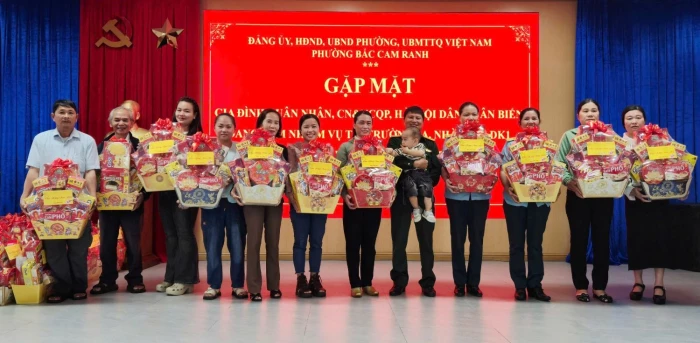 Phường Bắc Cam Ranh gặp mặt, tặng quà Tết cho 85 gia đình quân nhân