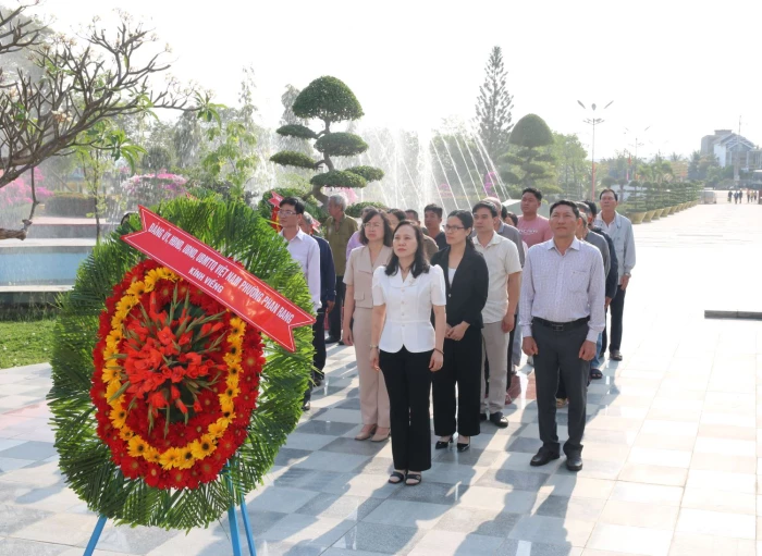 Phường Phan Rang đưa 42 thân nhân liệt sĩ đi thăm, viếng mộ liệt sĩ tại tỉnh Lâm Đồng