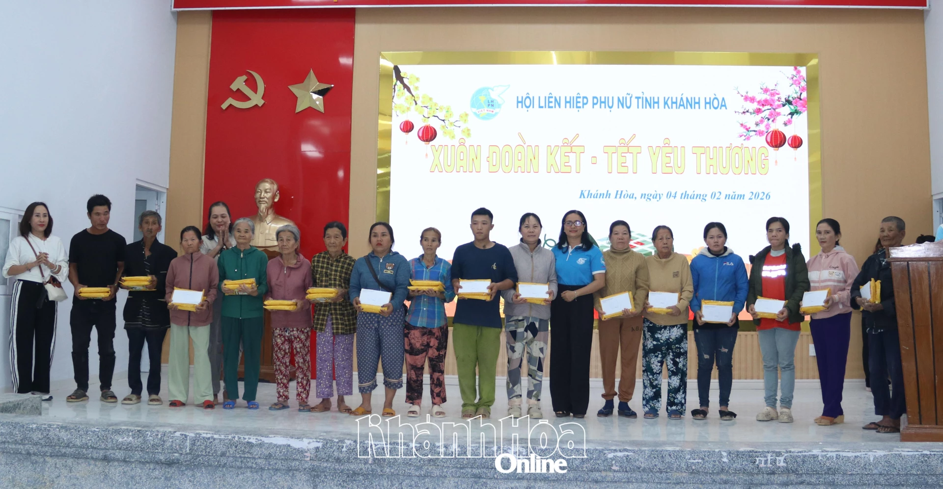 Những suất quà được trao tặng phụ nữ xã Diên Thọ.