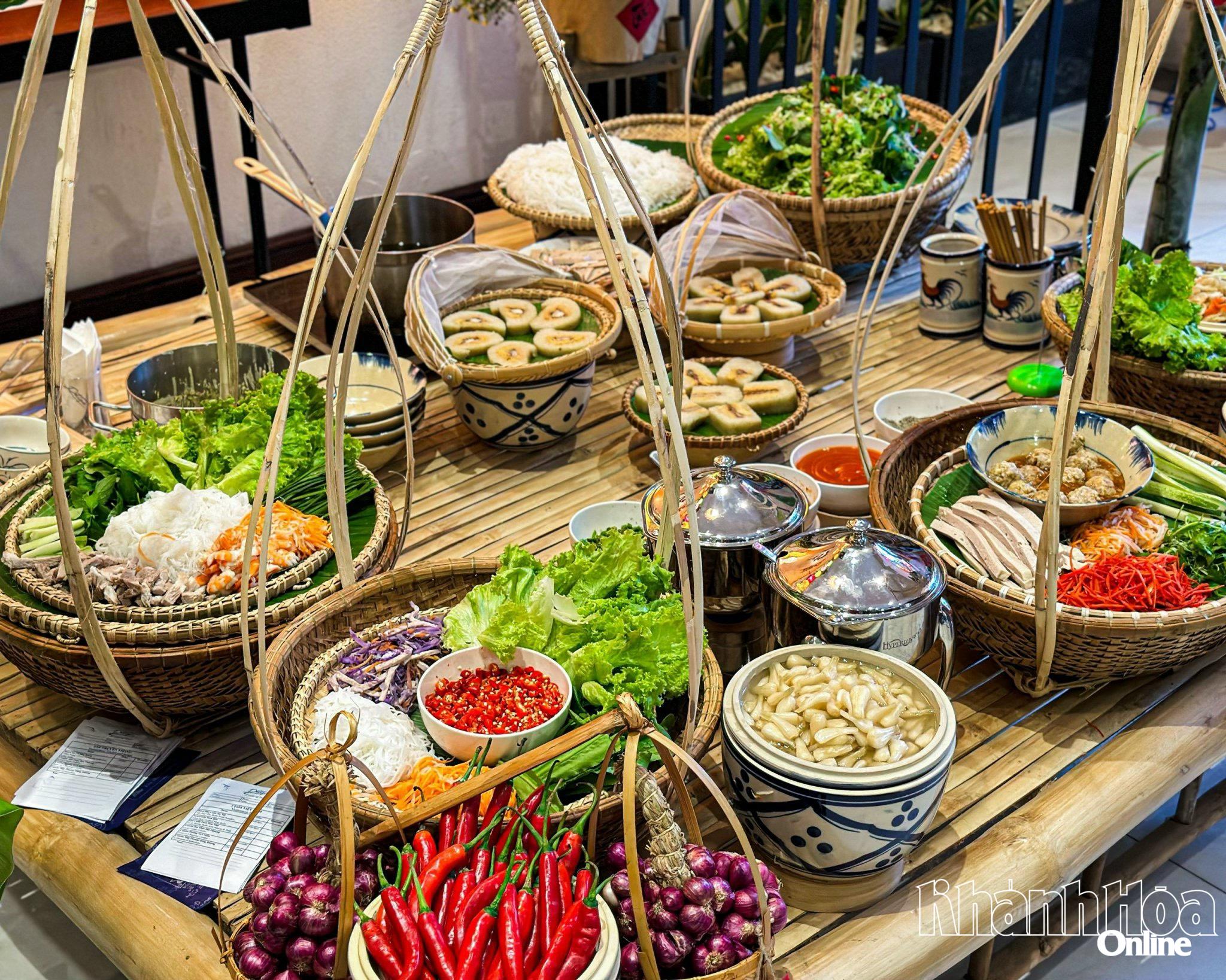 Hơn 50 món ăn và thức uống đặc trưng ngày Tết của ba miền Bắc – Trung – Nam.