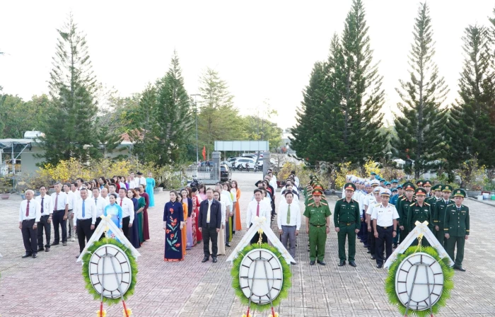 Xã Cam Lâm viếng Đài tưởng niệm liệt sĩ xã và Khu tưởng niệm chiến sĩ Gạc Ma