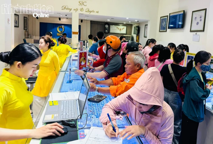 Nhộn nhịp mua vàng ngày vía Thần Tài