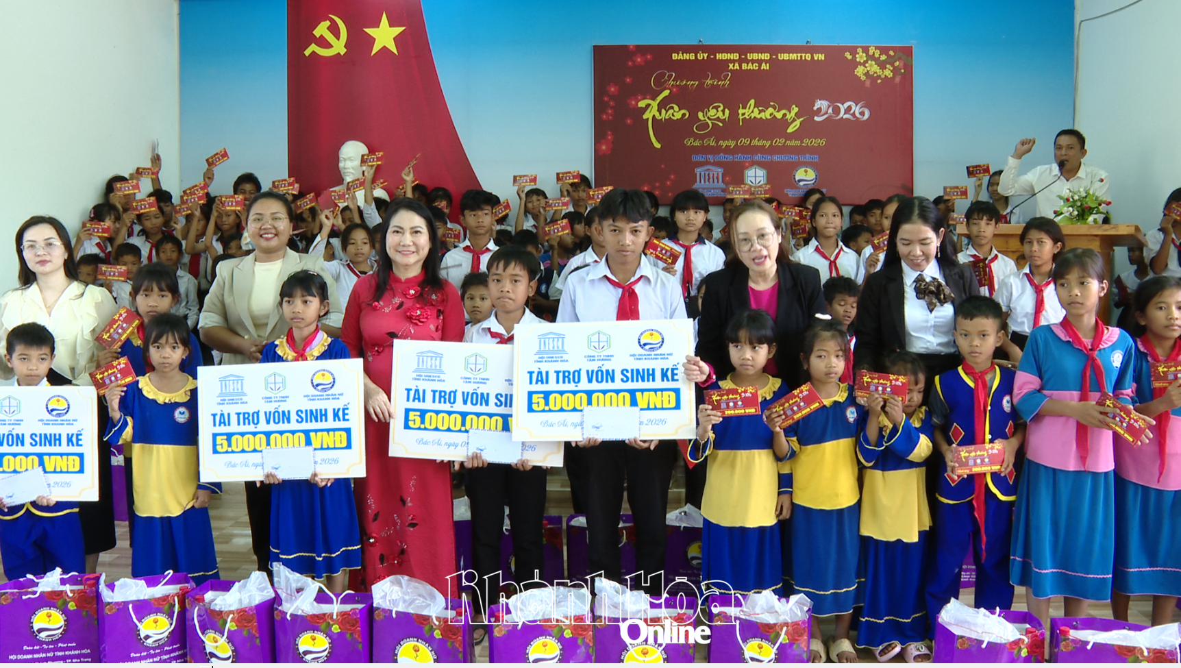 Đại diện các đơn vị trao quà Tết và vốn hỗ trợ sinh kế cho học sinh xã Bác Ái.